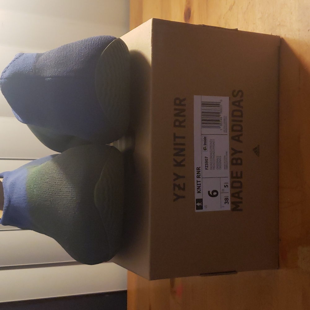 Selling yeezy knit runner 2022, size 6 men.